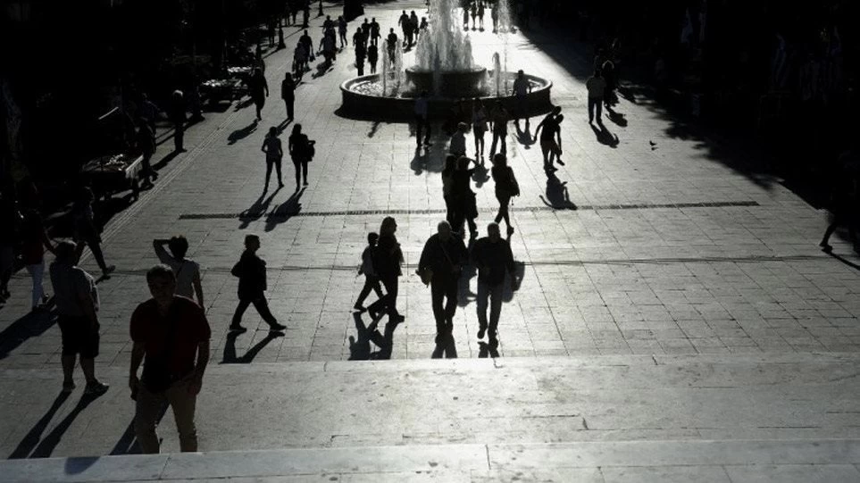 Ιταλικός Τύπος: Η κρίση στην Ελλάδα δεν τελειώνει – Γιατί οι νέοι μεταναστεύουν